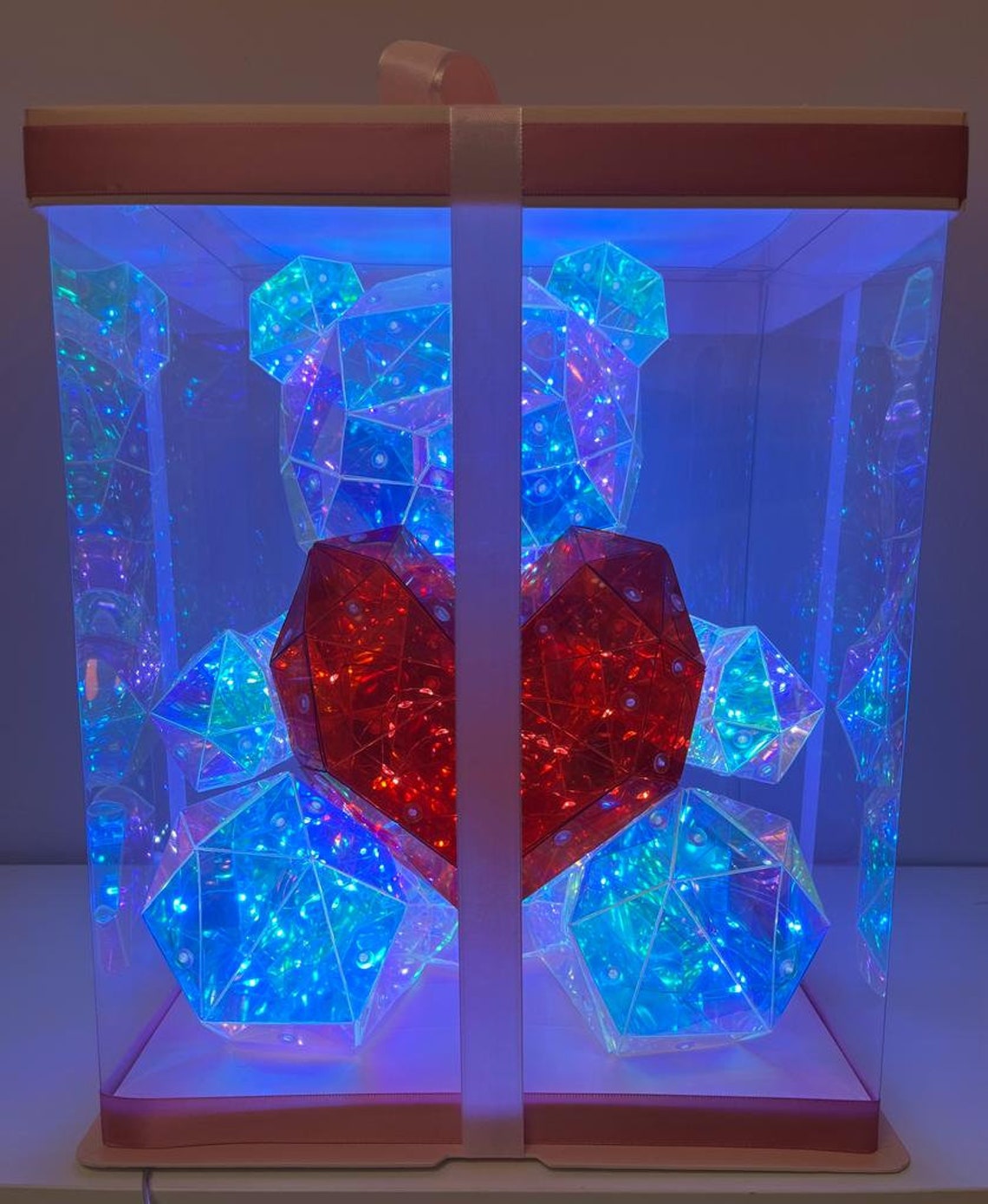 Αρκουδάκι LED 24×14 cm με κόκκινη καρδιά σε κουτί δώρου